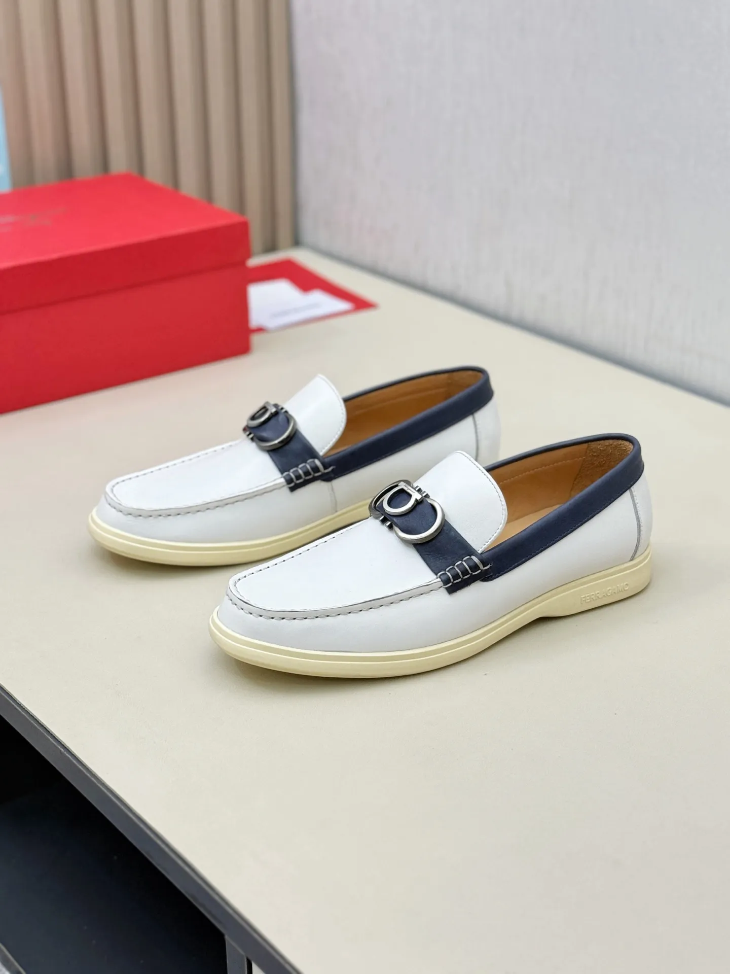 [Ferragamo] P: 580💰 Number of yards: 38~44 (45 orders are non-returnable) Ferragam's new men's driving shoes, the fabric is made of imported cowhide, with visible texture, heavy industrial stitching, dyed calfskin inside, standard logo cowhide feet, big-name experience, soft and comfortable on the feet, a men's favorite, special non-slip and wear-resistant rubber soles, easy to handle various occasions, with original box packaging!